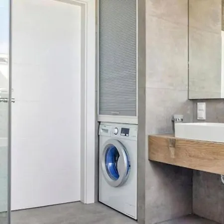 Close-central - One Bedroom With Balcony - Center - Sb12